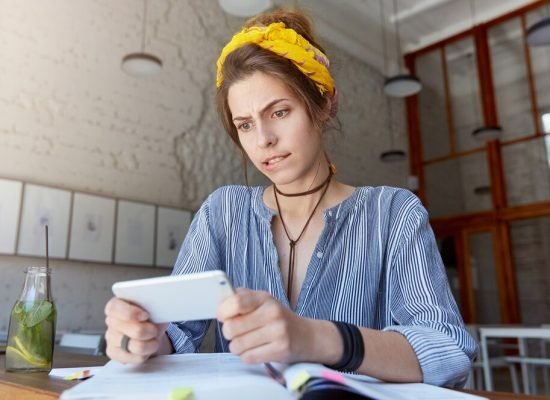 jeune-femme-porter-bandana-etudier-dans-cafe_273609-13064